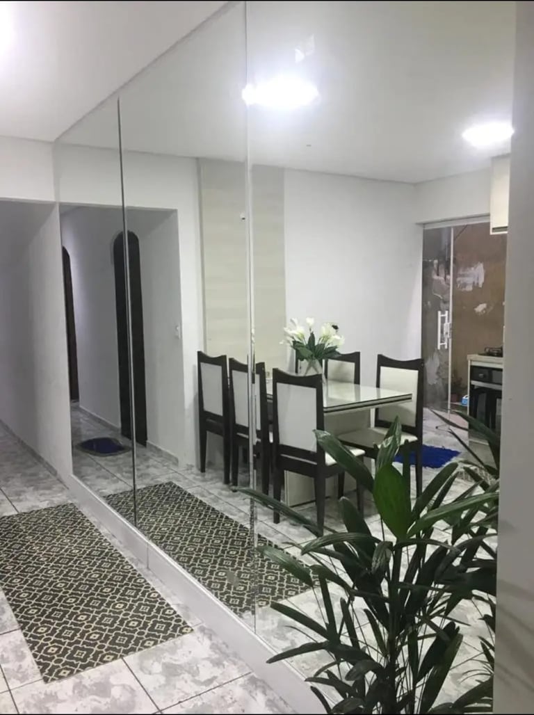 Espelho sob medida em parede inteira