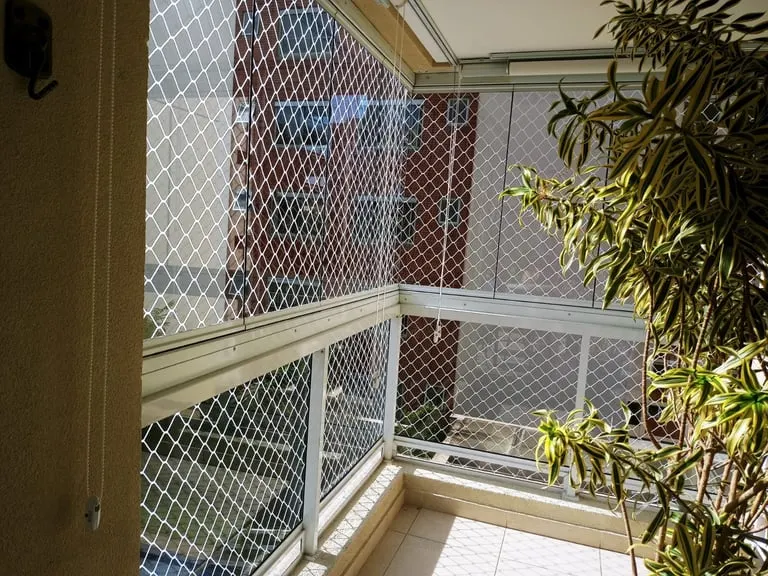 Rede de proteção em varanda envidraçada